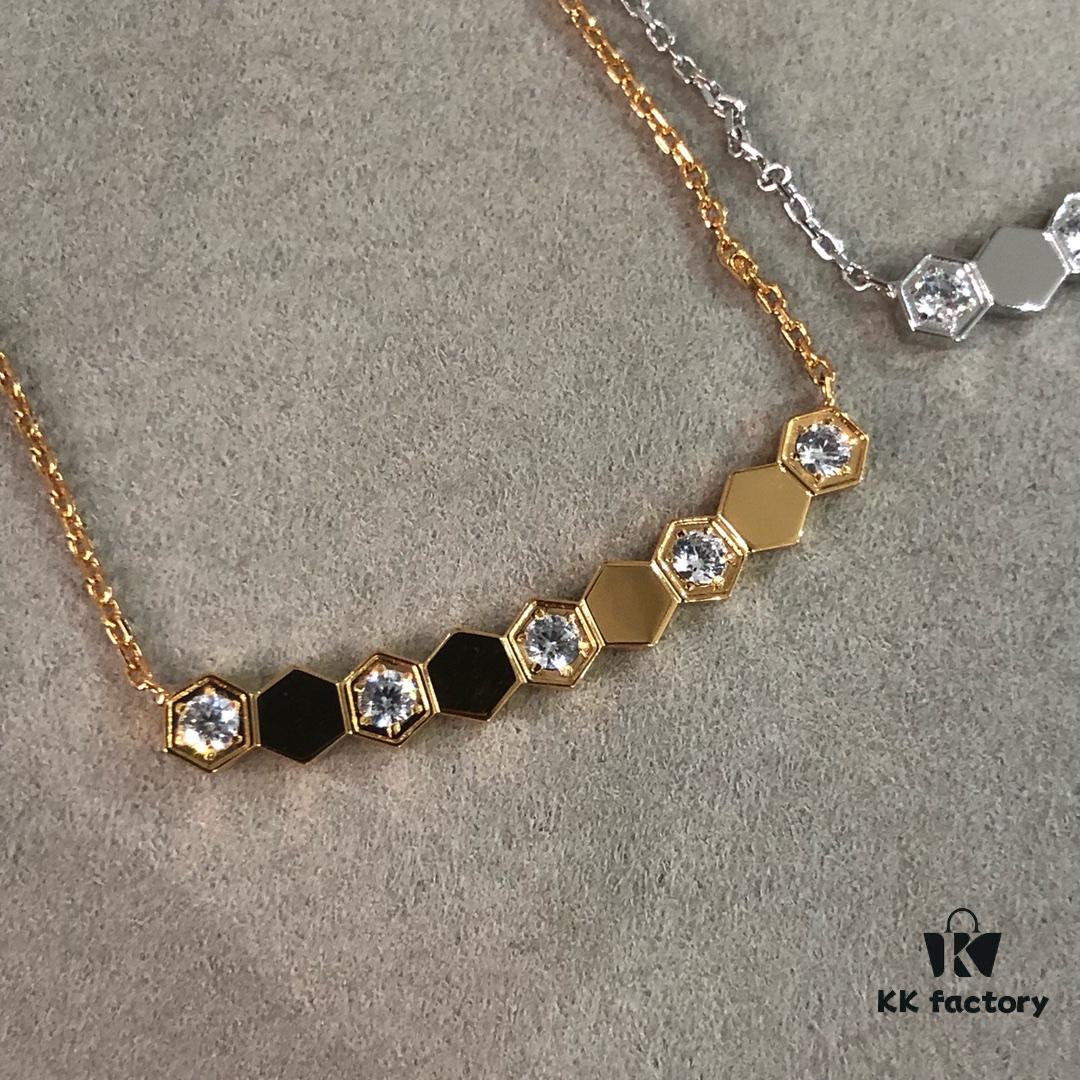 A Deceptively Simple Design with Exceptionally Complex Craftsmanship! Check the Real Images – Every Edge and Corner of the Honeycomb Pattern Is Exquisitely Refined!