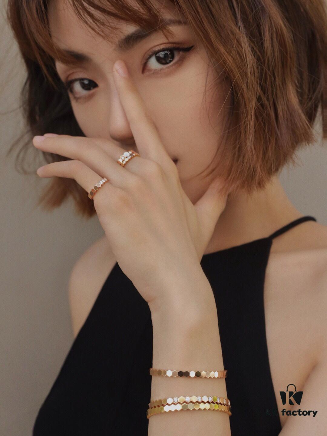 Honeycomb Bracelet Wearing Reference Image