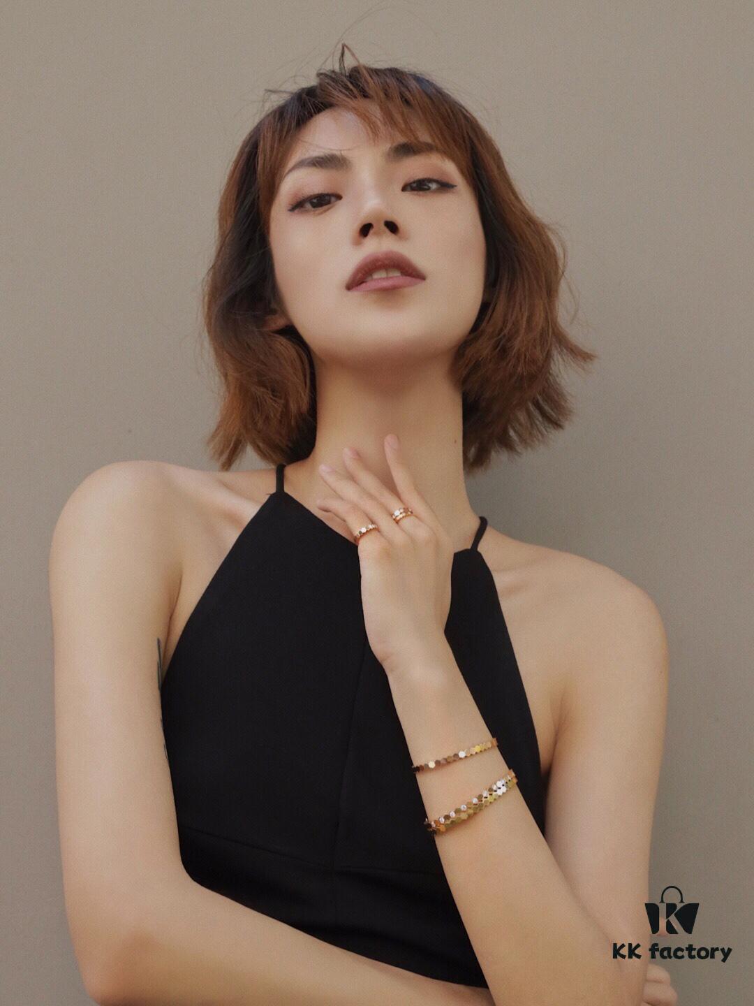 Honeycomb Bracelet Wearing Reference Image