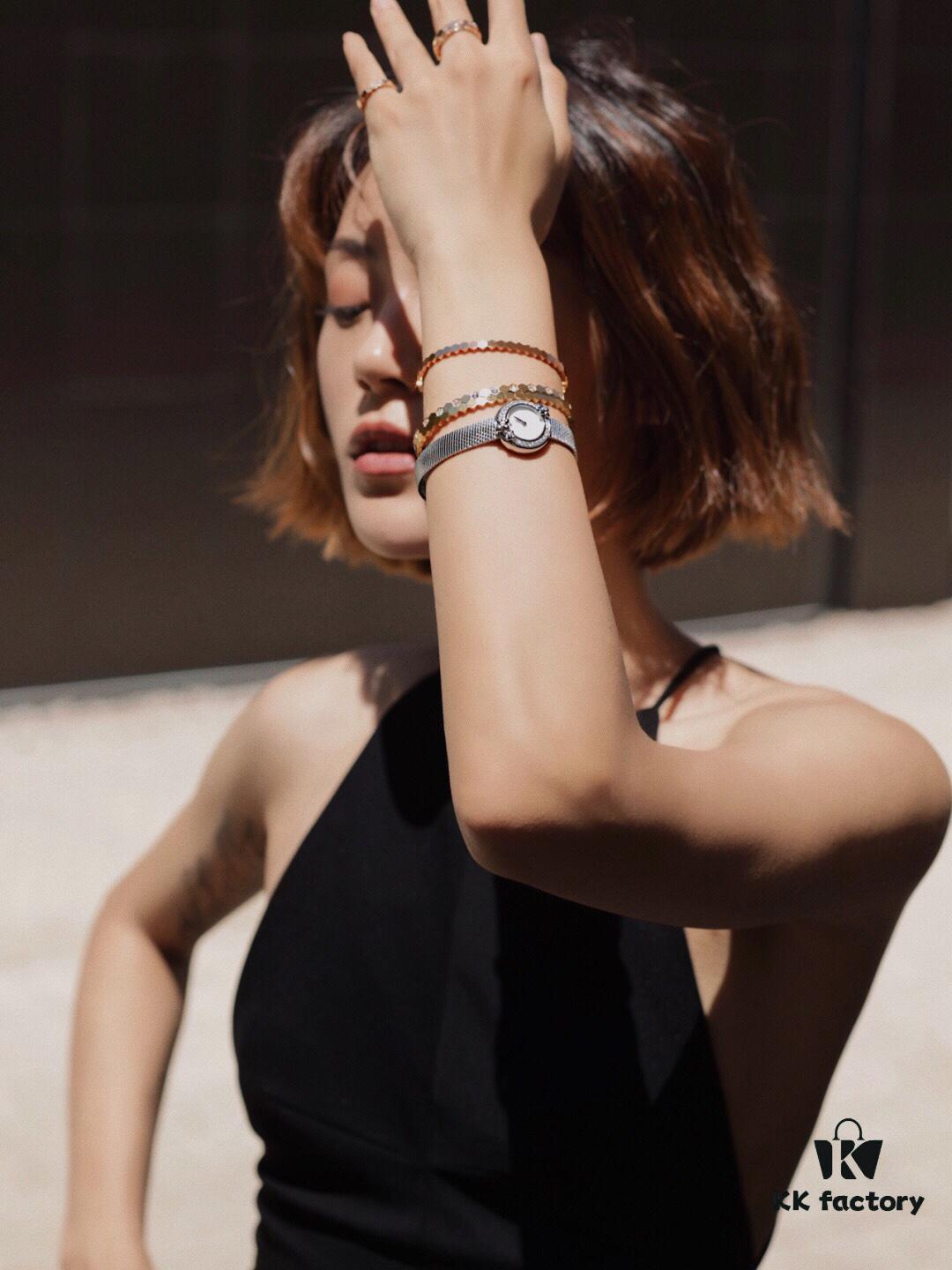 Honeycomb Bracelet Wearing Reference Image