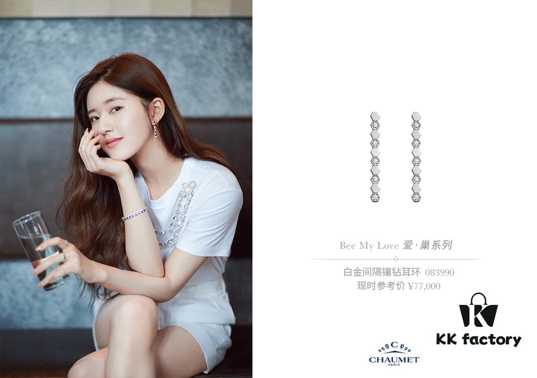 Honeycomb Long Earrings Wearing Reference