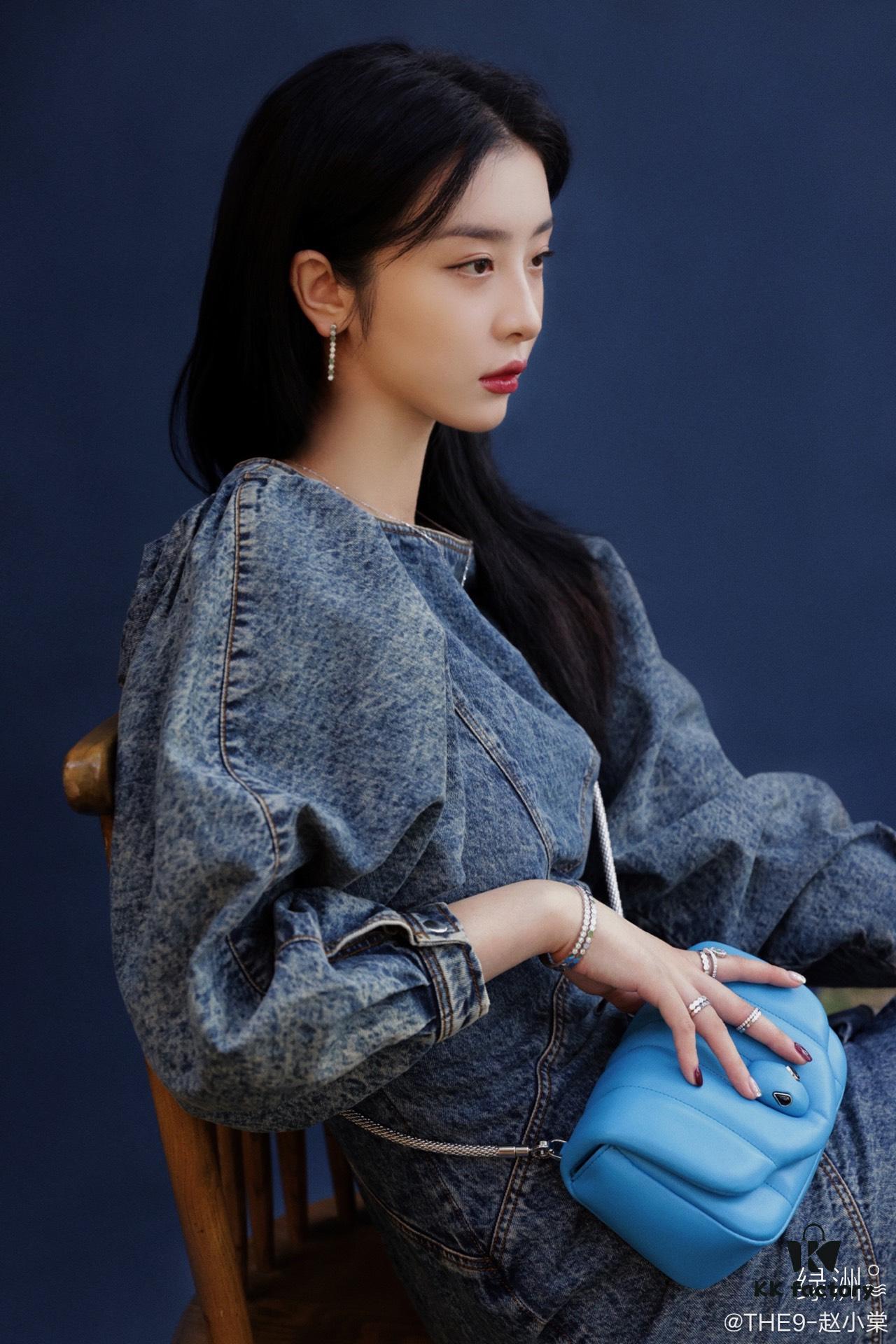 Honeycomb Long Earrings Wearing Reference