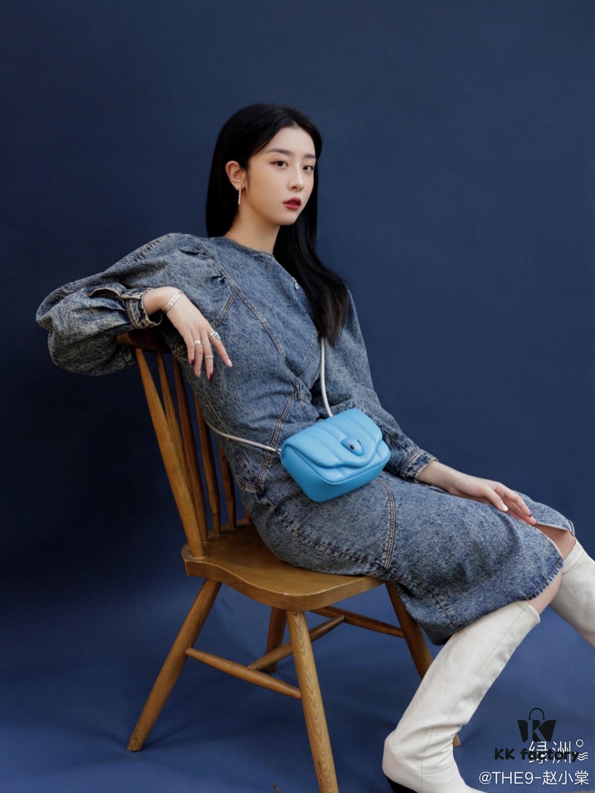 Honeycomb Long Earrings Wearing Reference