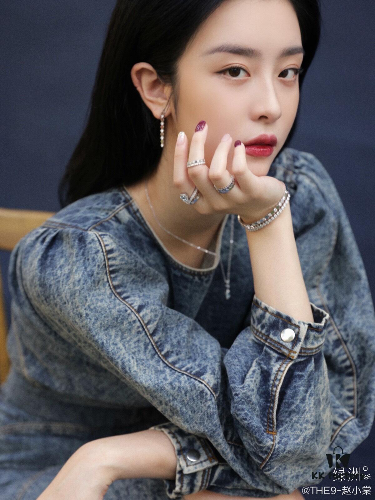 Honeycomb Long Earrings Wearing Reference