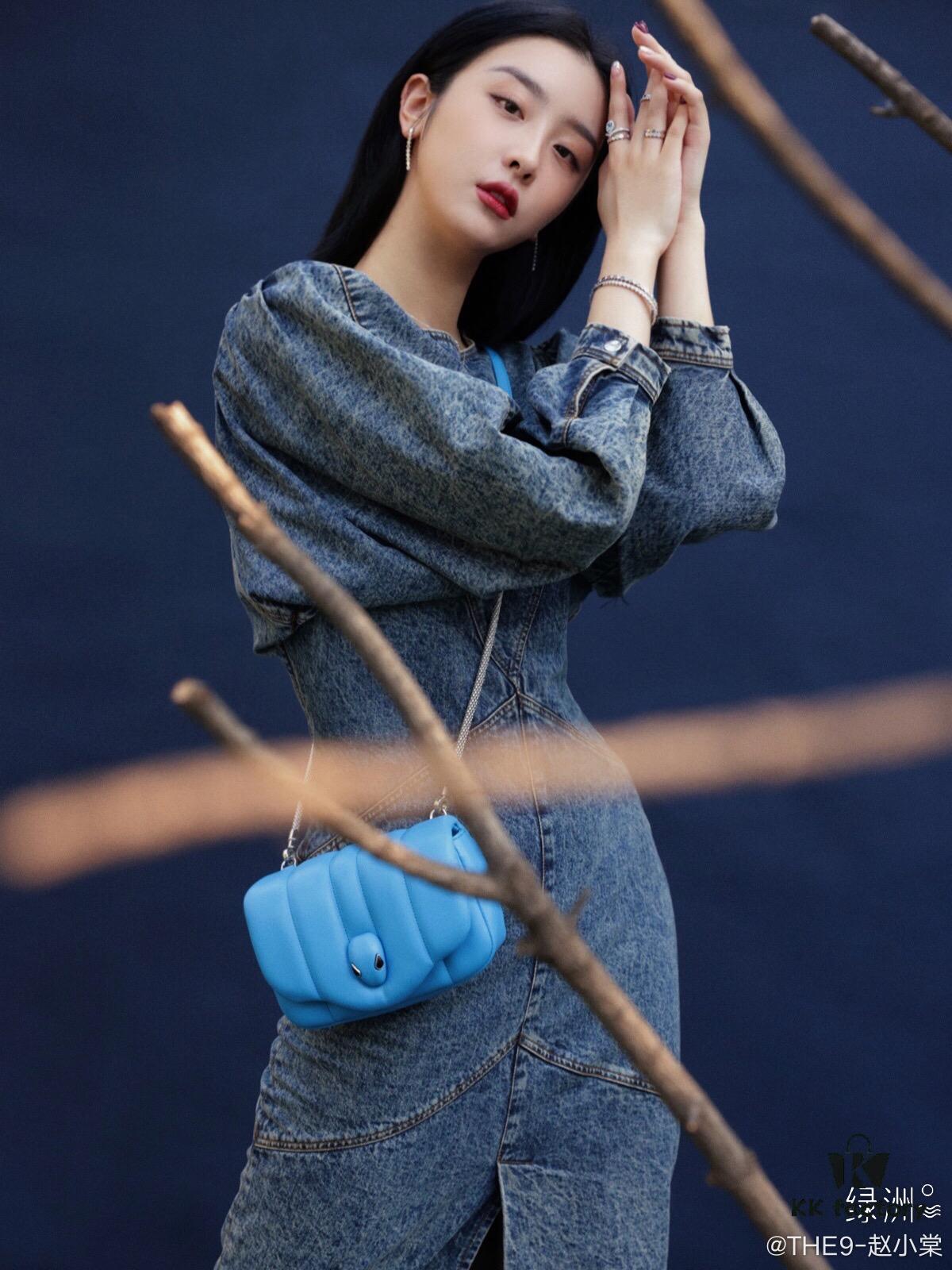 Honeycomb Long Earrings Wearing Reference