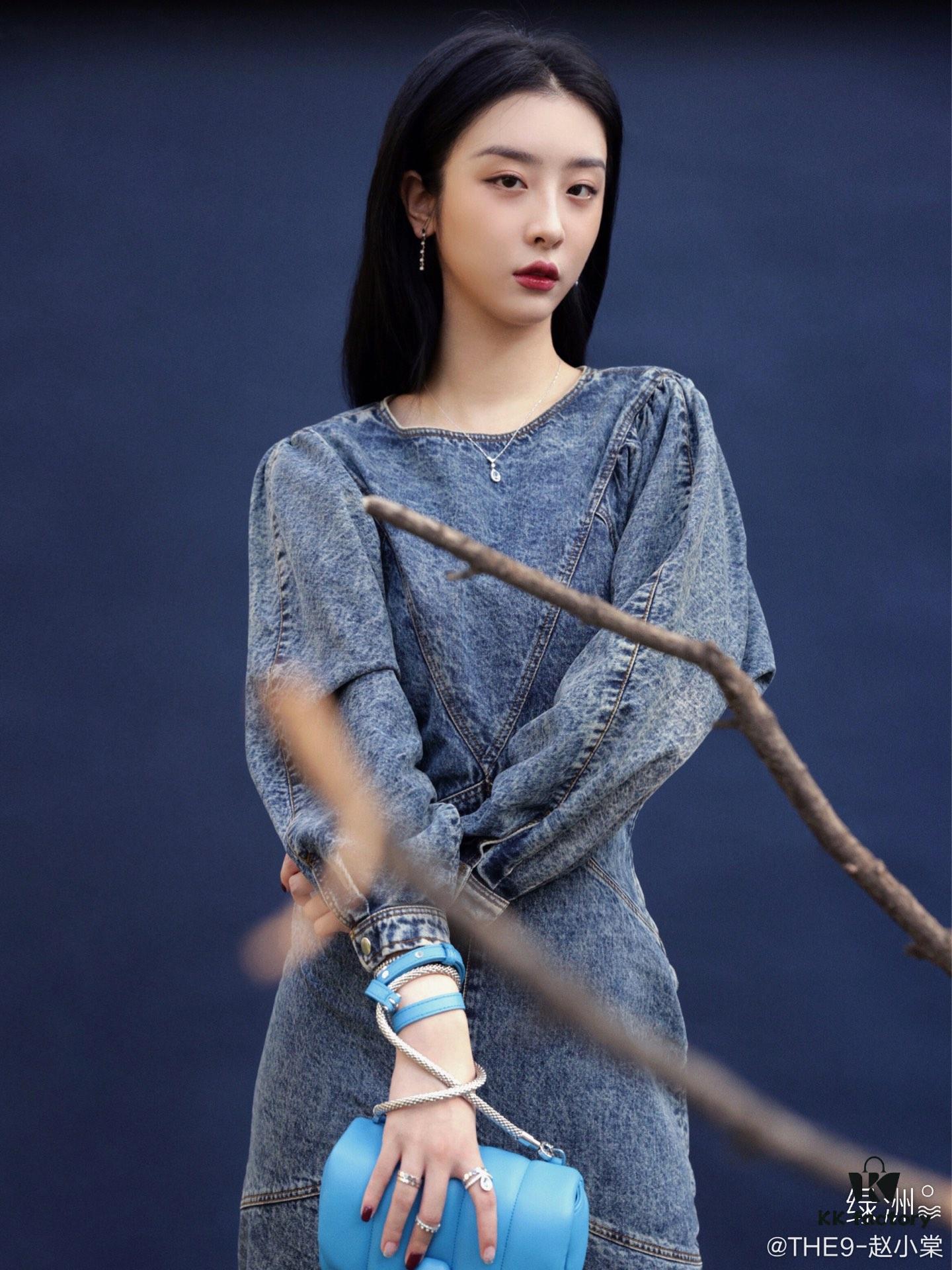 Honeycomb Long Earrings Wearing Reference