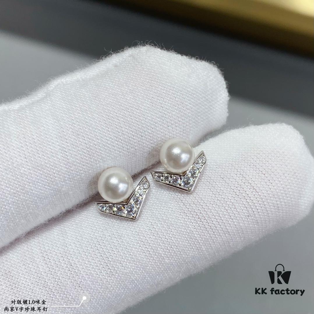 Shangmei V-Shaped Pearl Stud Earrings, Custom-Engraved for Your Love, Exquisite Micro-Pavé Craftsmanship