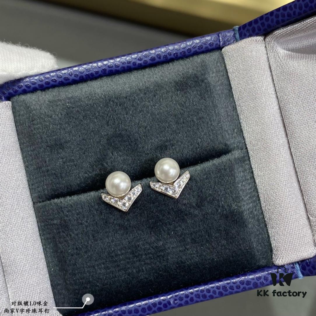 Shangmei V-Shaped Pearl Stud Earrings, Custom-Engraved for Your Love, Exquisite Micro-Pavé Craftsmanship