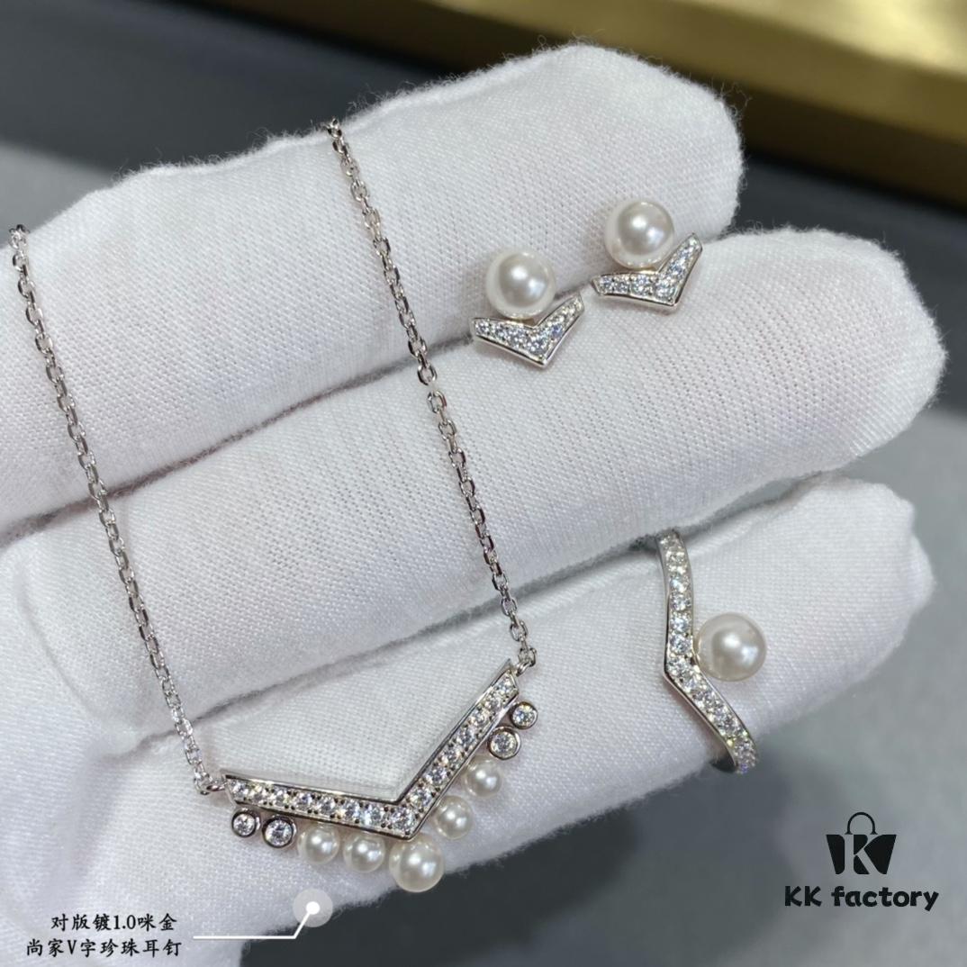 Shangmei V-Shaped Pearl Stud Earrings, Custom-Engraved for Your Love, Exquisite Micro-Pavé Craftsmanship