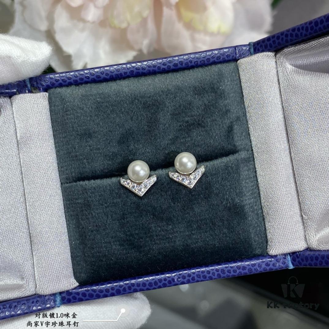 Shangmei V-Shaped Pearl Stud Earrings, Custom-Engraved for Your Love, Exquisite Micro-Pavé Craftsmanship