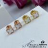 Newly Upgraded Version ZP Open Edition V Gold Plated with Mi Gold, Long-Lasting Color Retention ❤ This Piece Features Separate Components Assembly and Precision Carving Technology. 😊😊 VCA Clovis & Arpels Miniature Luxury White Mother-of-Pearl Four-Leaf Clover Stud Earrings Paired with Original-Style Saucer Backs 🍀 Exceptionally Charming, Enhances Fair Skin Tone, Highly Versatile for Any Occasion, Perfect for Sisters' Gatherings, Adds Extra Prestige
