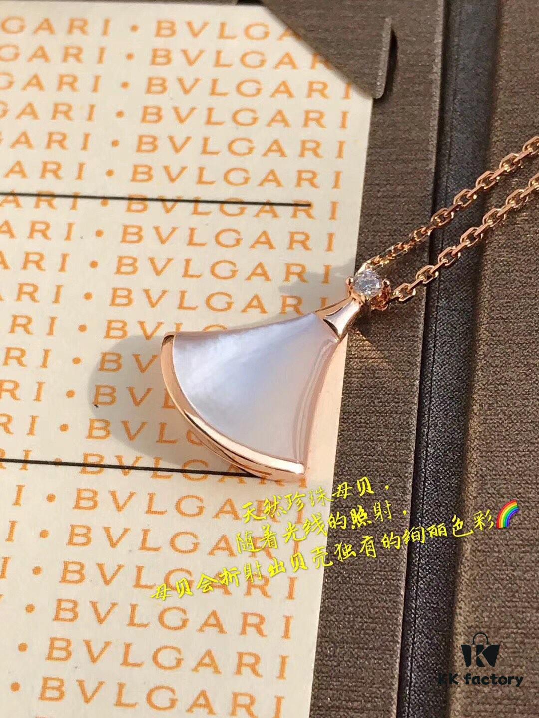 Bvlgari Divas' Dream Mother-of-Pearl Fan Pendant Necklace, Exquisitely Crafted with Natural Mother-of-Pearl Inlay, Radiant and Elegant, Color Shifts with Light, Showcasing the Unique Luster of Pearls, 45cm Adjustable Chain