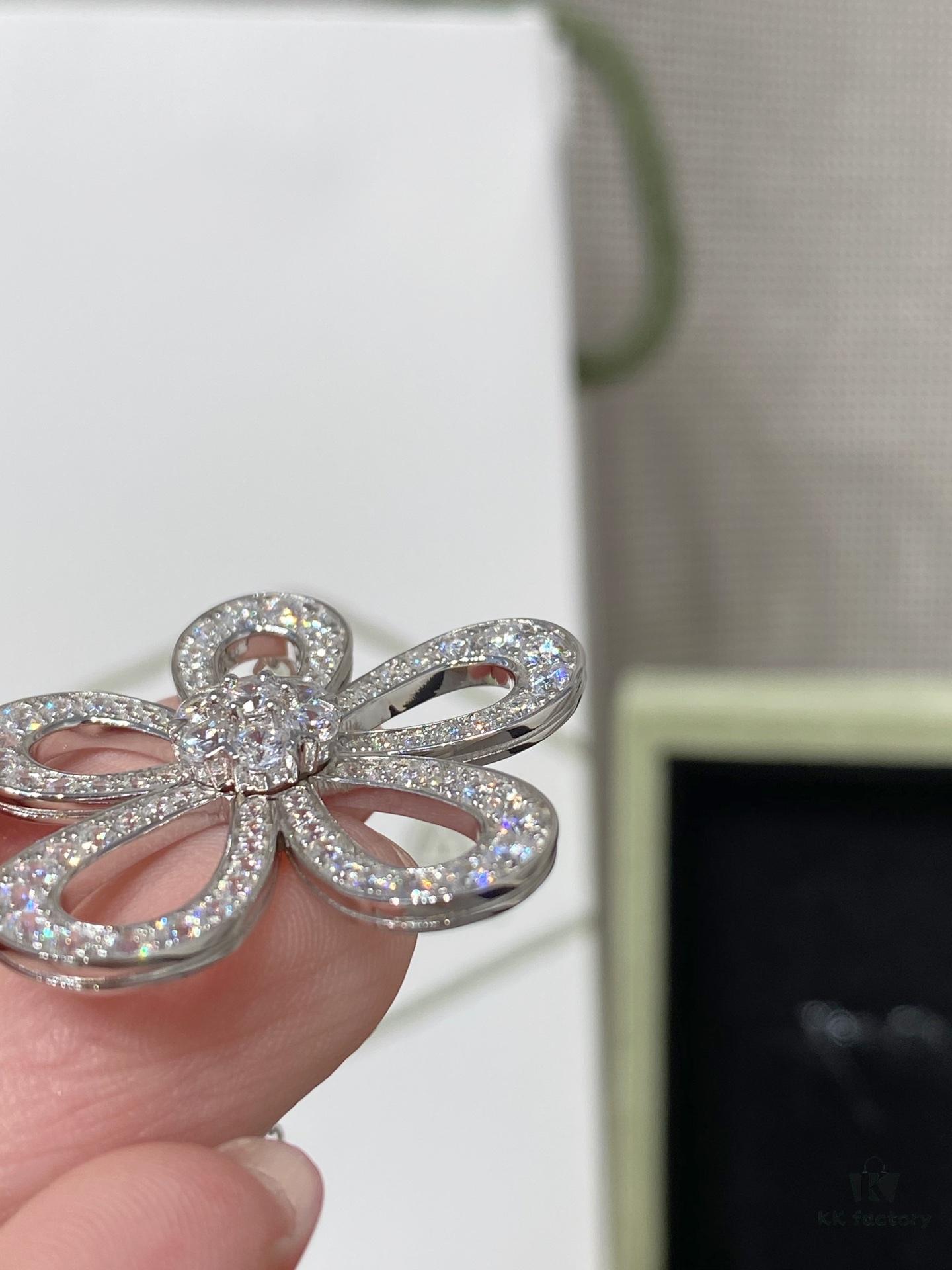 This Summer's Hottest Flower Pendant Necklace - VCA-inspired Flowerlace Diamond Collar Chain