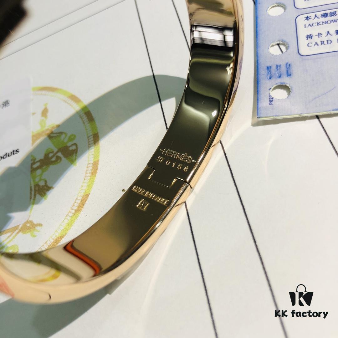 Hermès 1:1 Replica Sticker, Label, Receipt Set 🧾 Full Package Available, Rose Gold Purchased Version 😎 Herme*CLIC Enamel H Bracelet, Hermès On-Hand Photo ❤ Ultra Versatile and Stylish! Perfect for Couples, Men Can Wear Size 19, Women Size 17 💑🌸 A Must-Have for True Hermès Fans, the Most Classic Among Hermès Bracelets, Exquisite Enamel Craftsmanship with Smooth Color and Full Shape ❤❤ Ideal as Couple's Bracelets, Only High-Version Replicas Produced! Sizes Available: 17 and 19