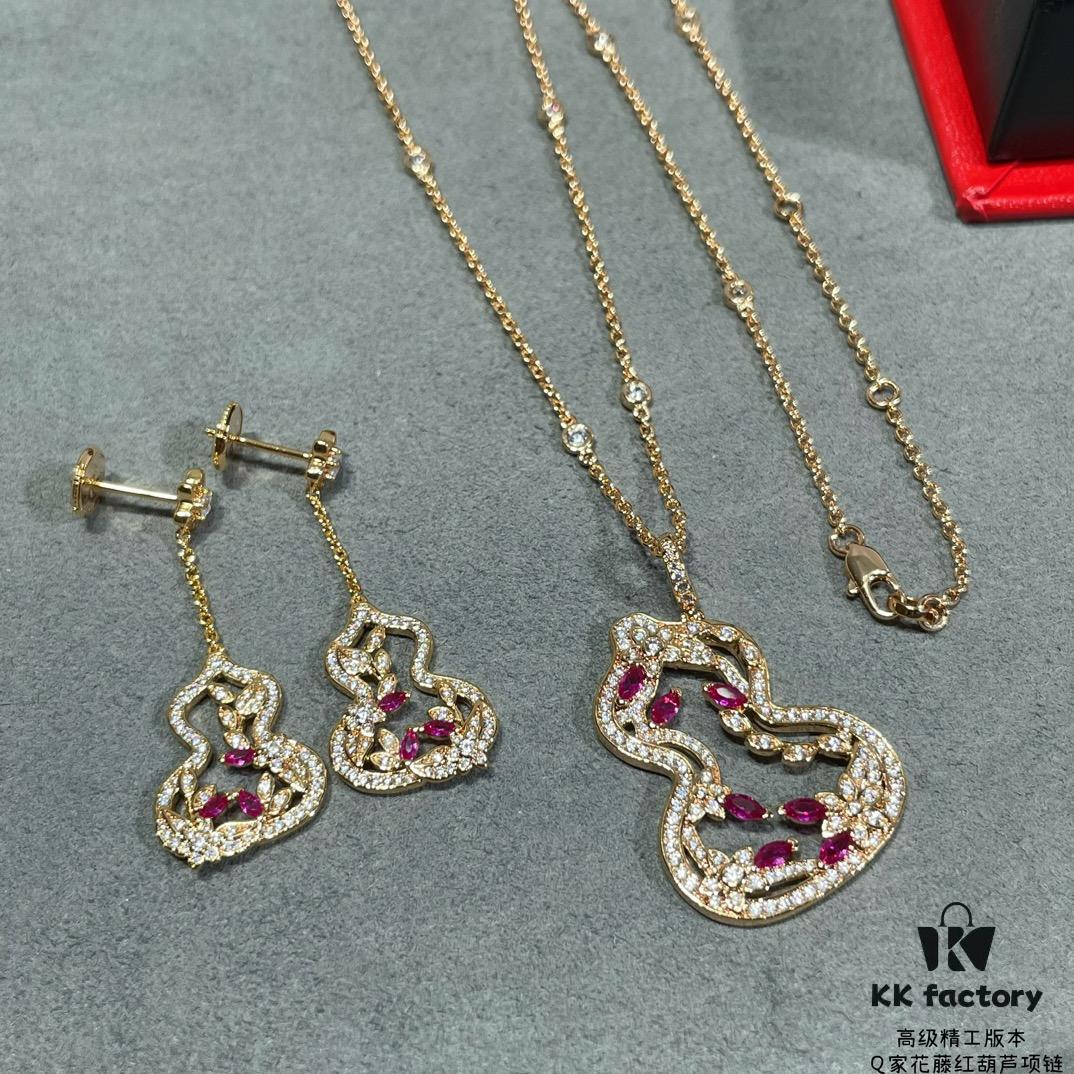 Qeelin Wulu Lace Red Gourd Necklace with Hibiscus Vine Design, Elegantly Adorned with Sparkling Details