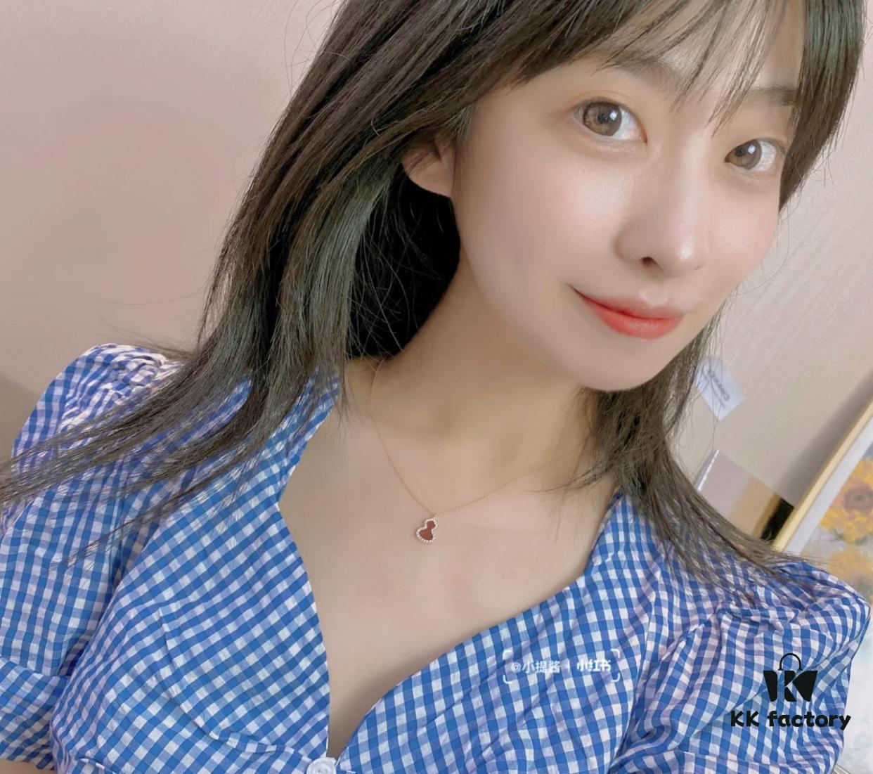 This gourd pendant is such a delightful surprise—small, exquisite, and elegantly simple with a touch of Chinese style; the green tone is incredibly flattering. It's perfect for wearing all year round, and the delicate sparkling crystals are absolutely beautiful!