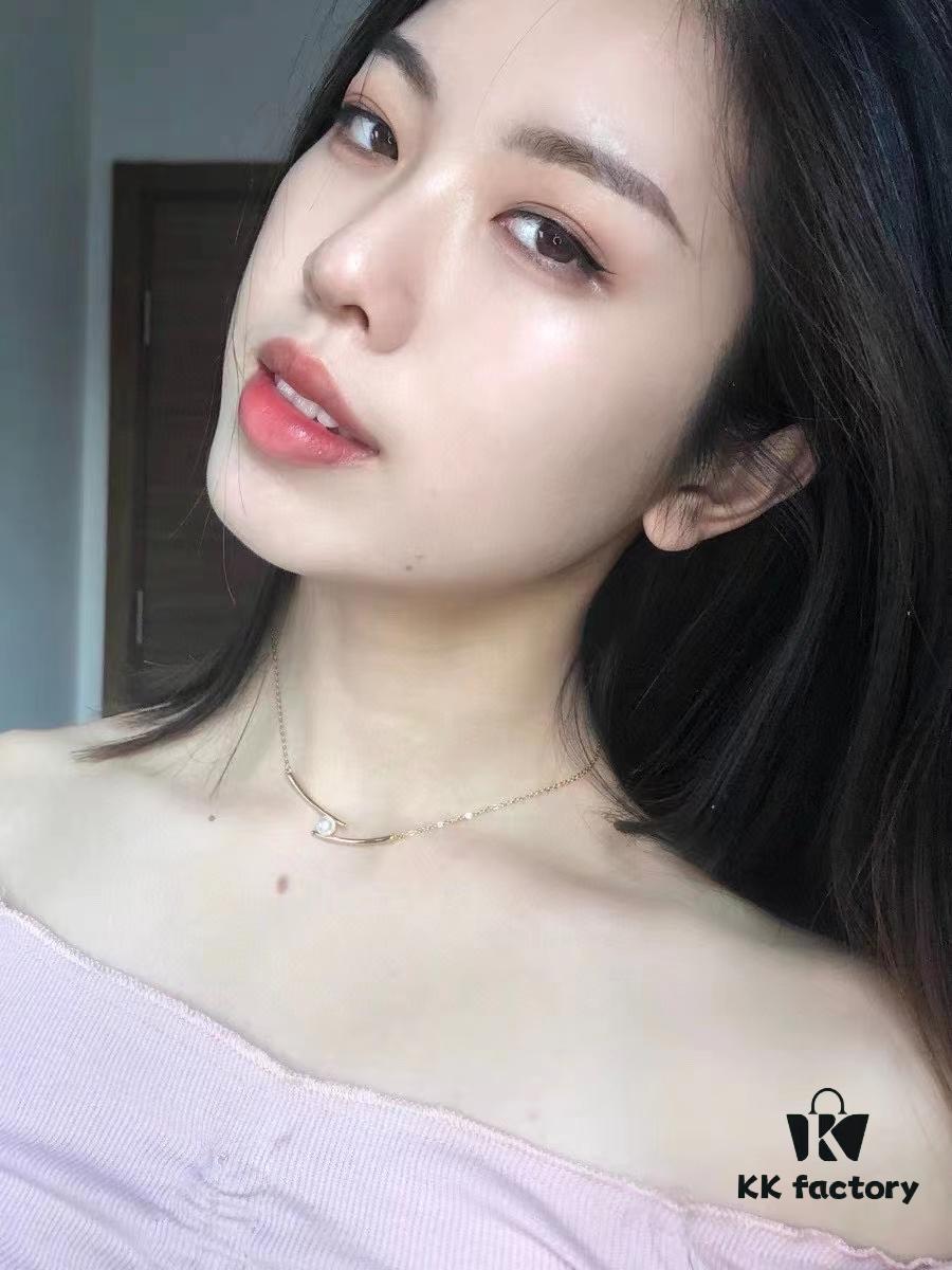 He Fang Chopstick Collar Necklace, Lightweight Luxury Minimalist Design with Lustrous Freshwater Pearl, Chic and Versatile Accessory