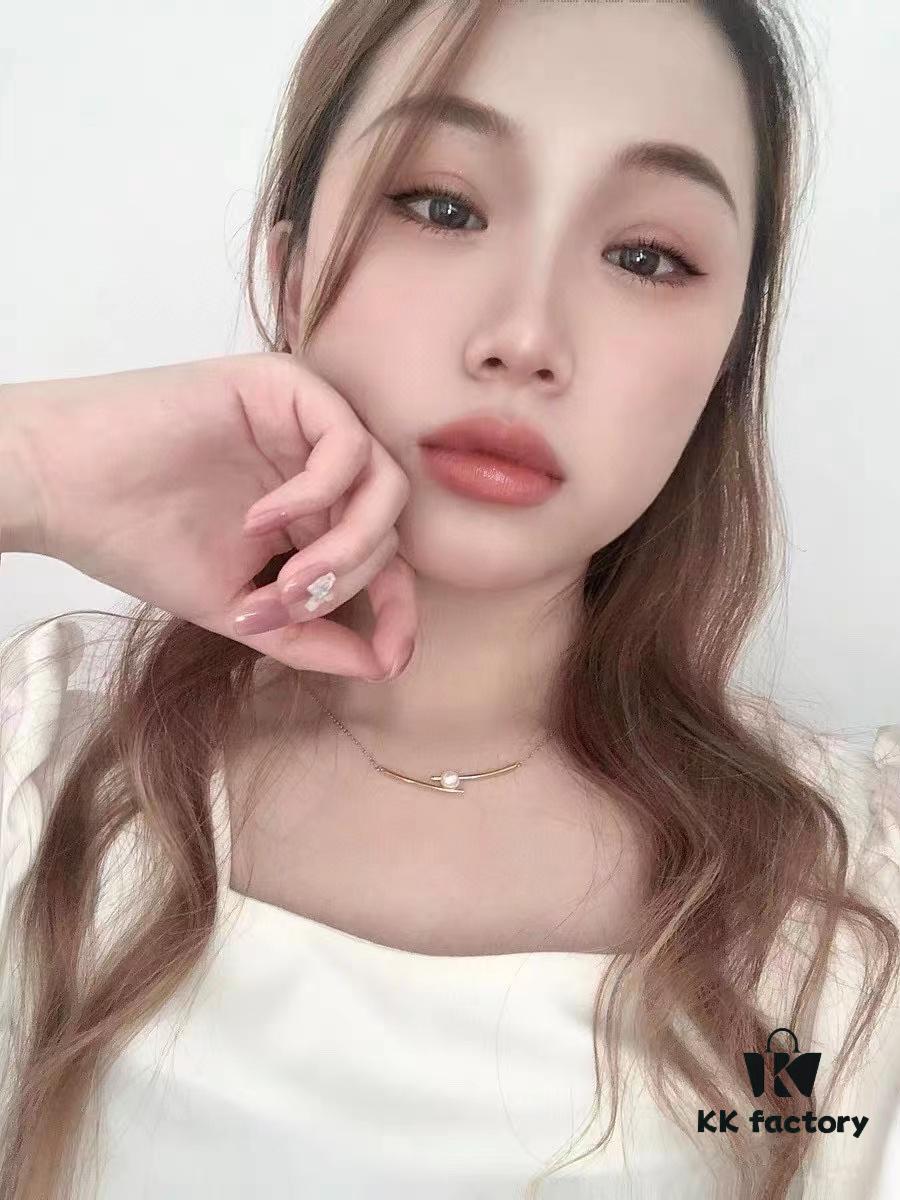 He Fang Chopstick Collar Necklace, Lightweight Luxury Minimalist Design with Lustrous Freshwater Pearl, Chic and Versatile Accessory