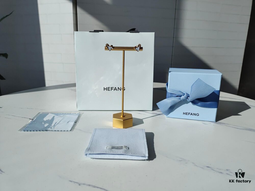 HEFANG Artistic Béatrice Rabbit Oil-Painted Heart Stud Earrings