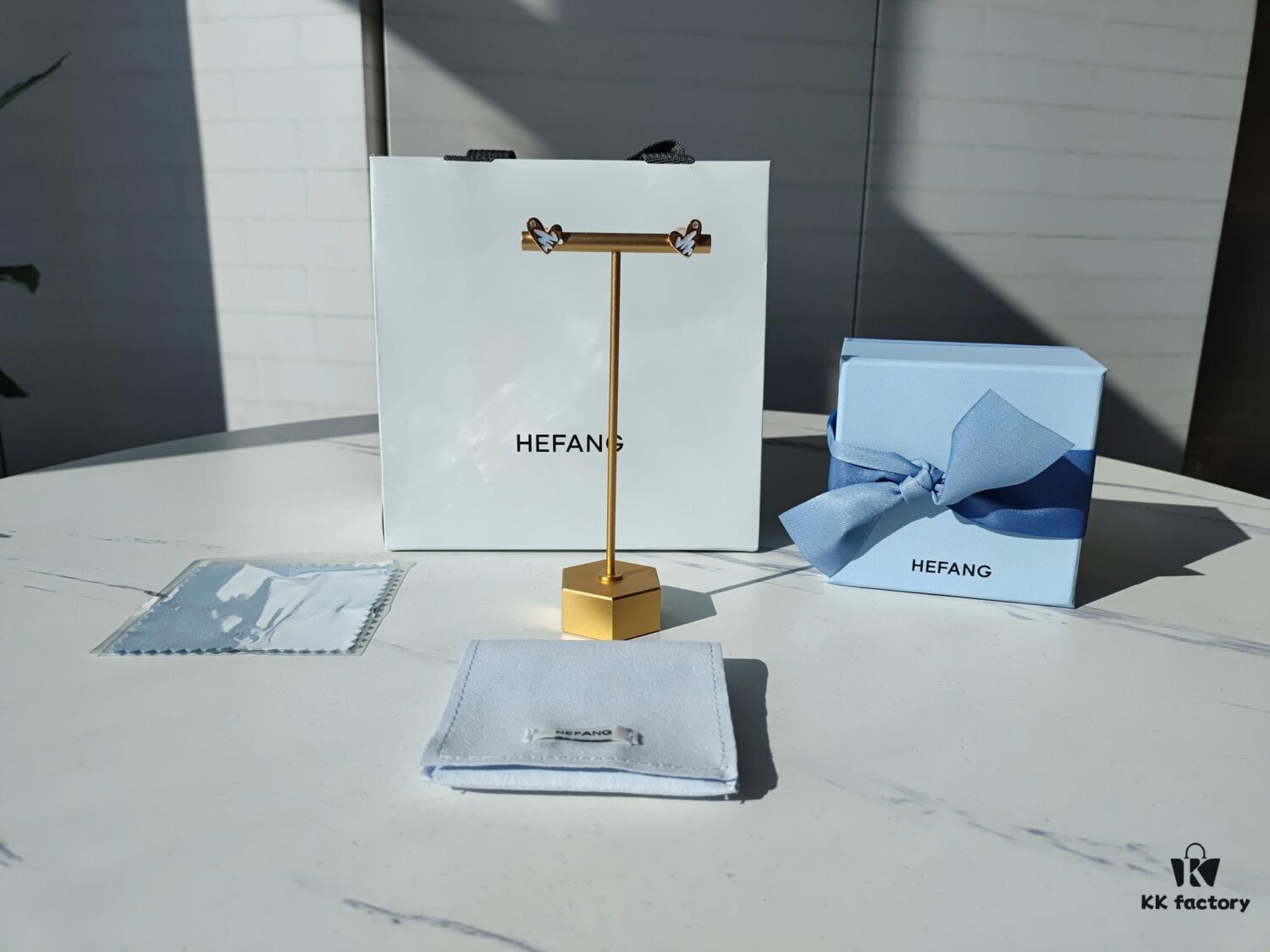 HEFANG Artistic Béatrice Rabbit Oil-Painted Heart Stud Earrings