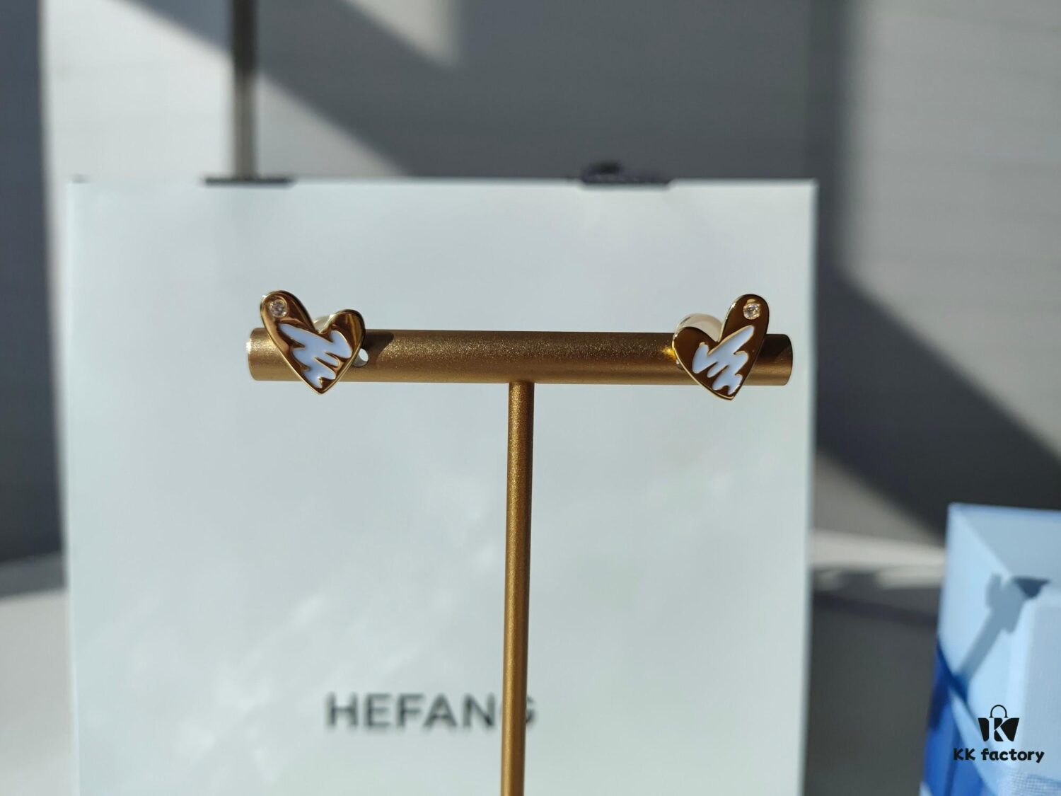 HEFANG Artistic Béatrice Rabbit Oil-Painted Heart Stud Earrings