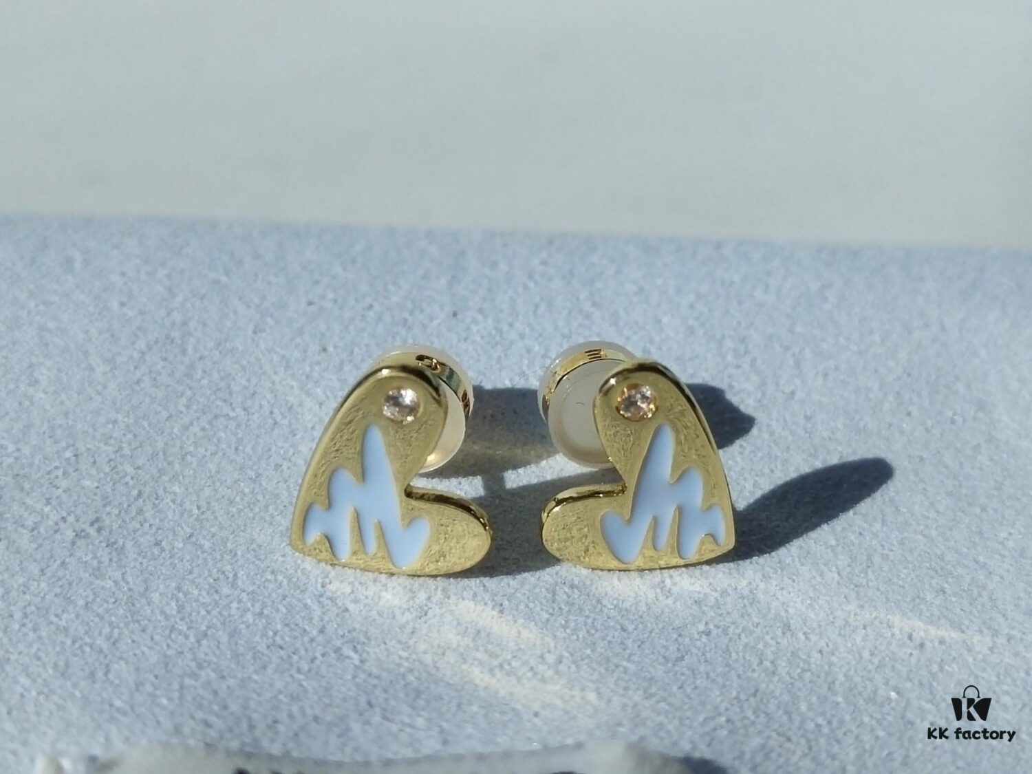 HEFANG Artistic Béatrice Rabbit Oil-Painted Heart Stud Earrings