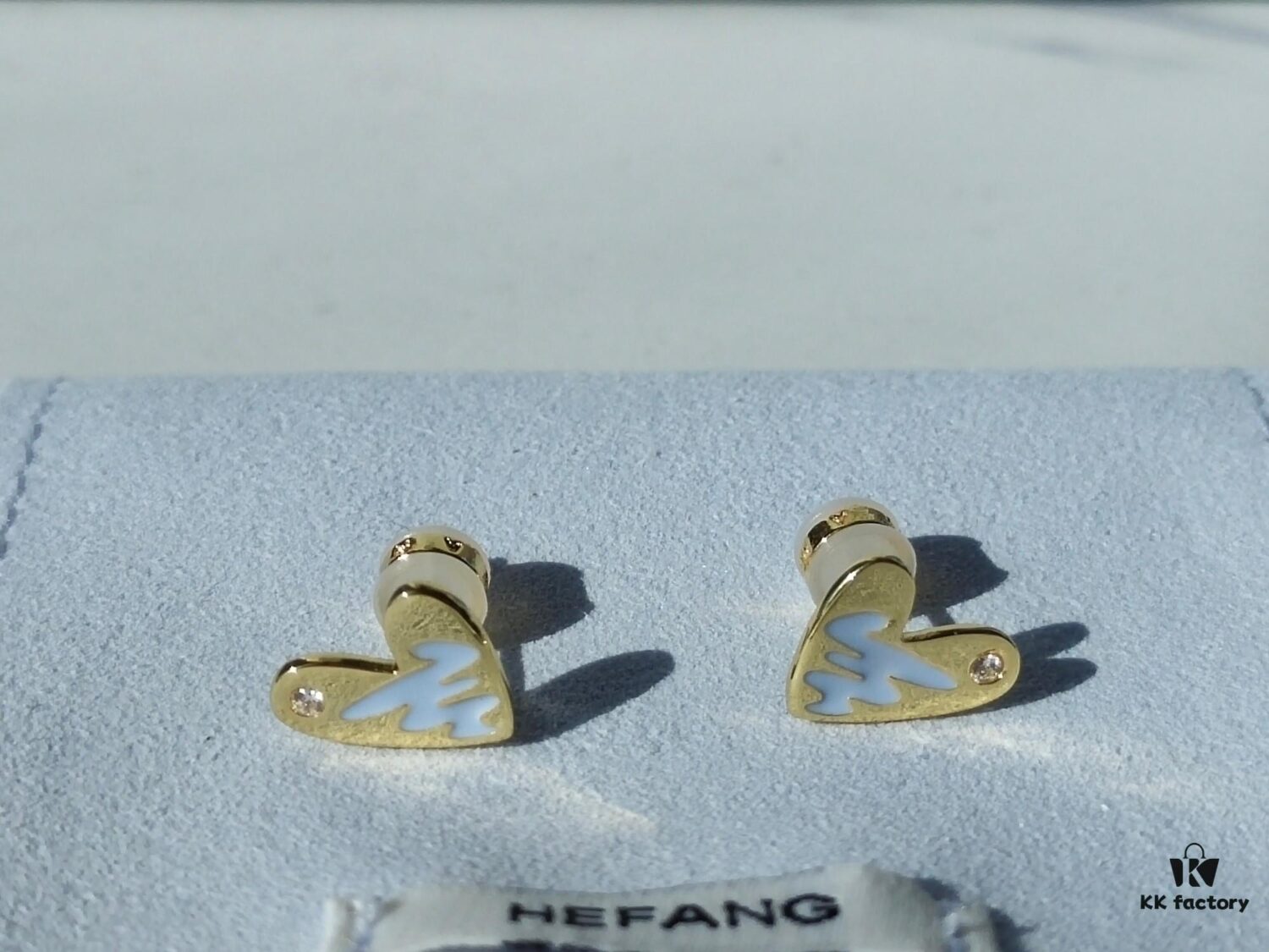 HEFANG Artistic Béatrice Rabbit Oil-Painted Heart Stud Earrings