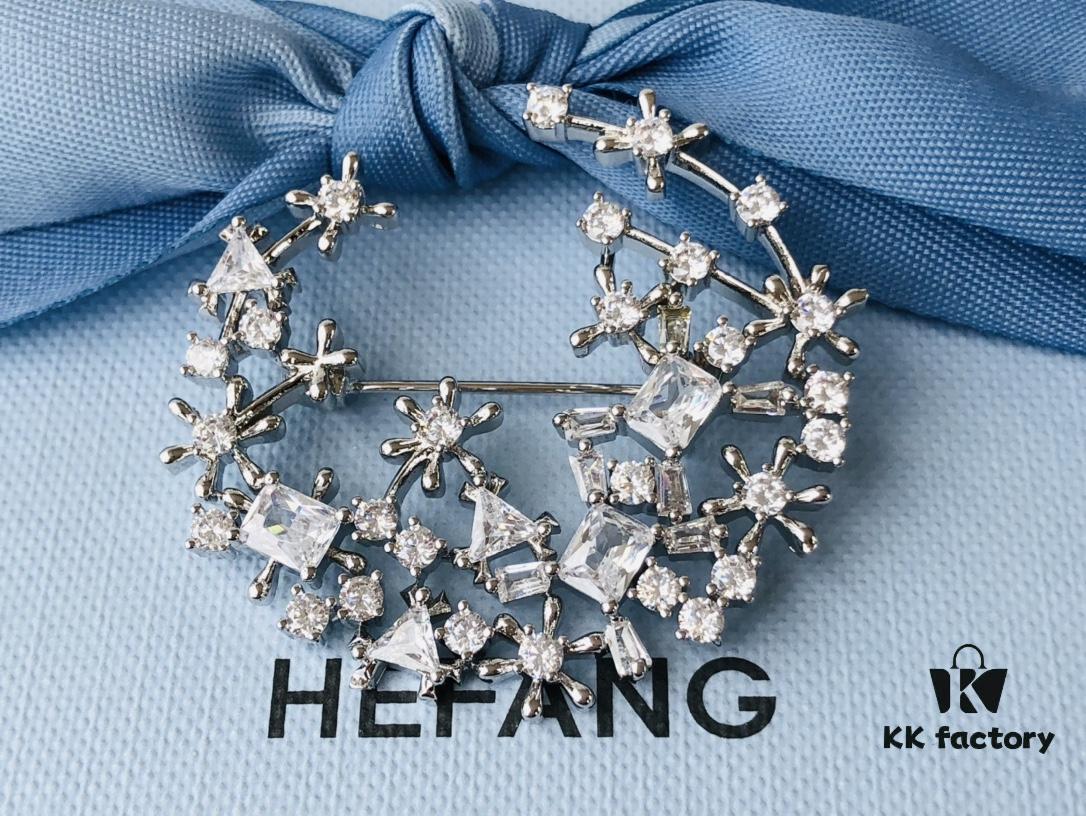 HEFANG Jewelry Snowfall Brooch – A Romantic Ode to the First Snowfall