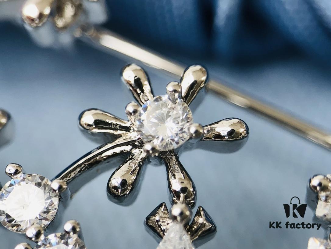 HEFANG Jewelry Snowfall Brooch – A Romantic Ode to the First Snowfall