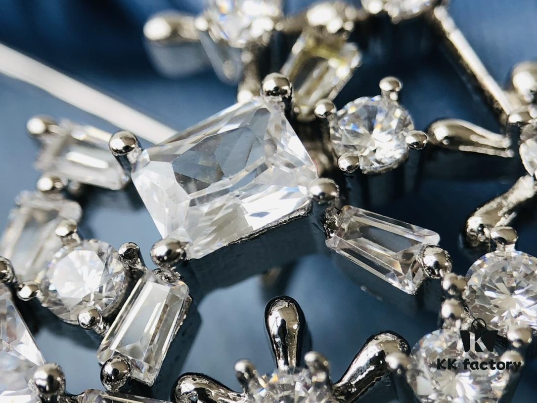 HEFANG Jewelry Snowfall Brooch – A Romantic Ode to the First Snowfall