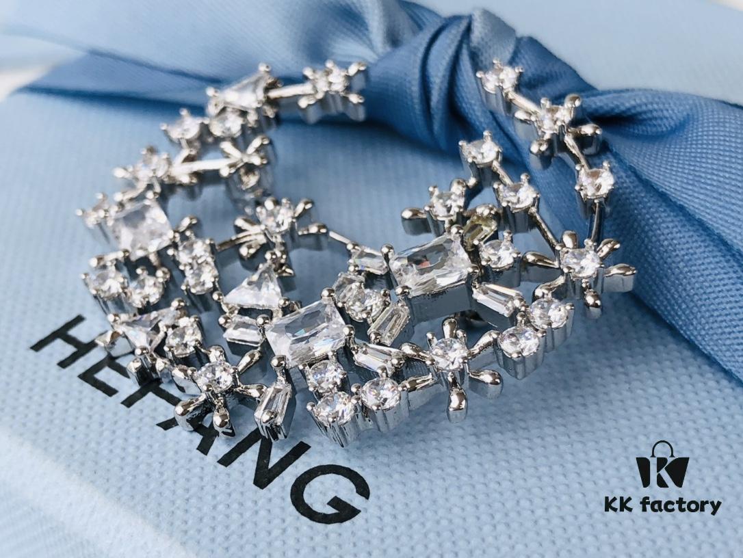 HEFANG Jewelry Snowfall Brooch – A Romantic Ode to the First Snowfall