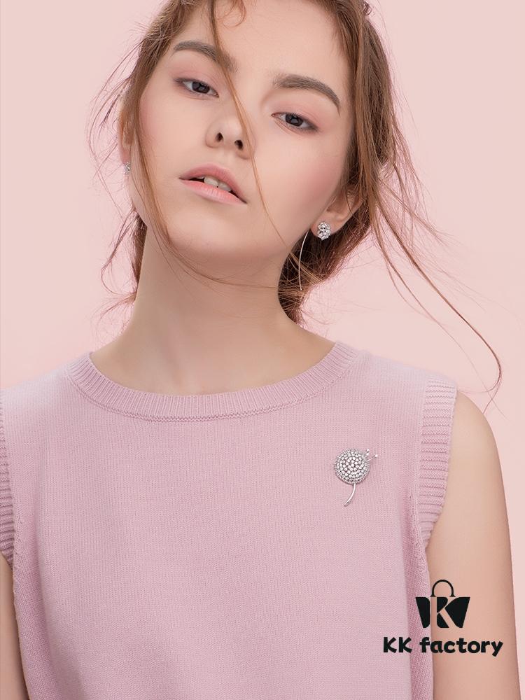 Dandelion Brooch by He Fang