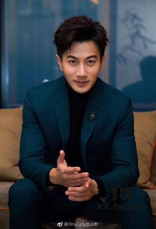 He Fang Black Snowflake Brooch