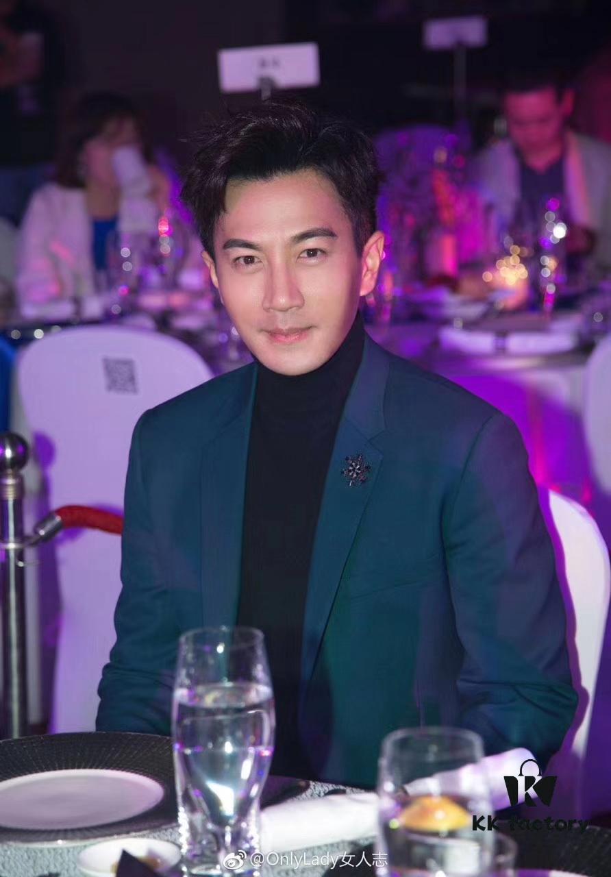 He Fang Black Snowflake Brooch