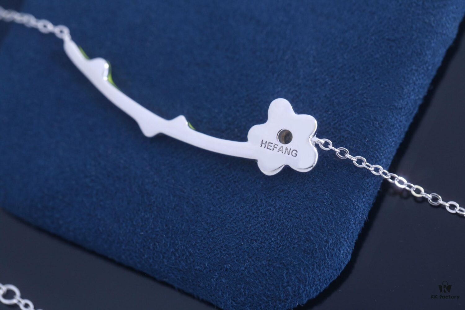 HEFANG Jewelry Cream Floral Necklace - Ins-style Minimalist Collarbone Chain, Popularized by Zhou Yutong, Ideal Gift for Qixi Festival