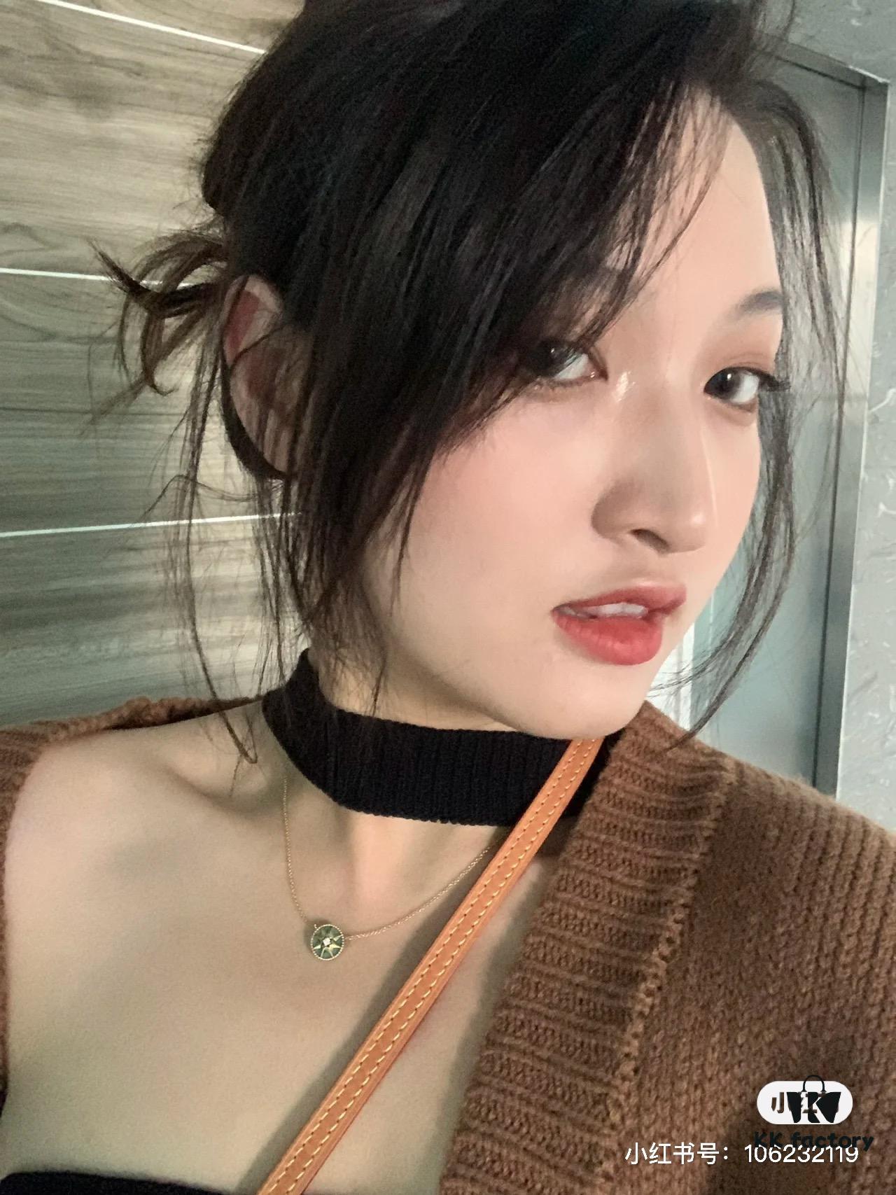 Dior Eight-Pointed Star Compass Mother-of-Pearl Necklace Wearing Image