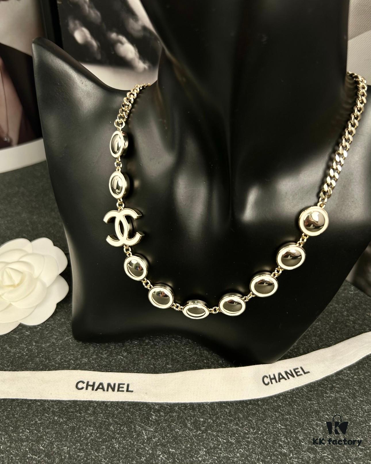 Xiaoxiang New Arrival White Oil-Drop Double C Round Mirror Clover Pendant Necklace with Smooth Chain