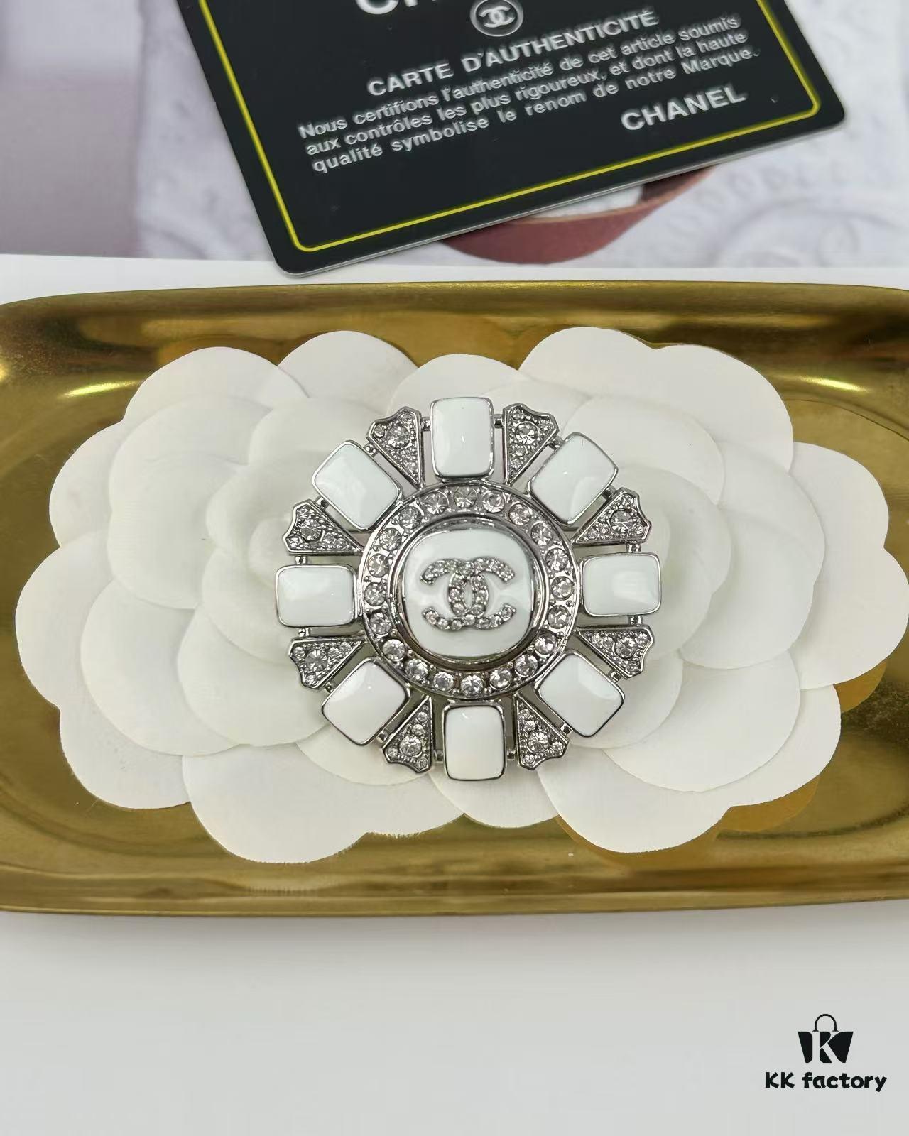 Xiaoxiang New Arrival Silver White Triangular Geometric Rhinestone Round Brooch 💫✨