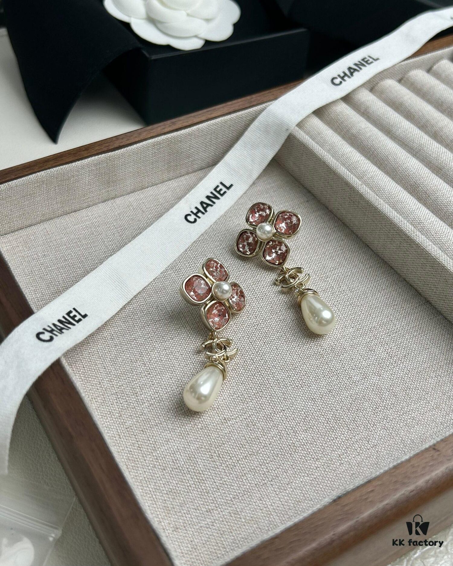 Xiaoxiang New Arrival Pink Zircon Four-Leaf Clover with Pearl Pendant Earrings