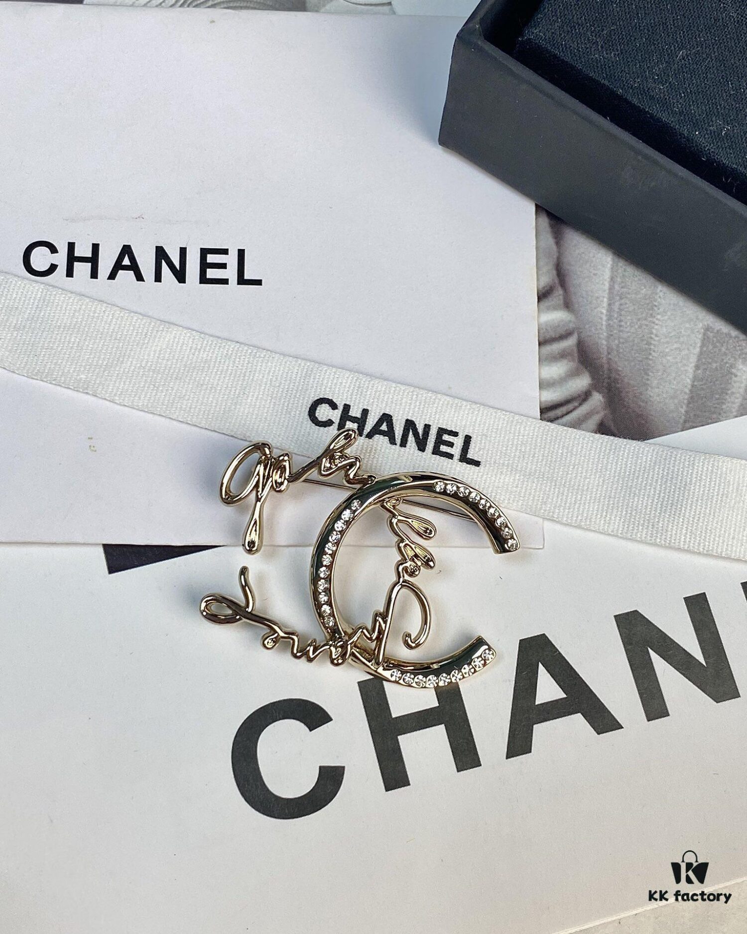 CHANE New Style Irregular Round Diamond Leaf Half-Diamond Letter Smooth Brooch