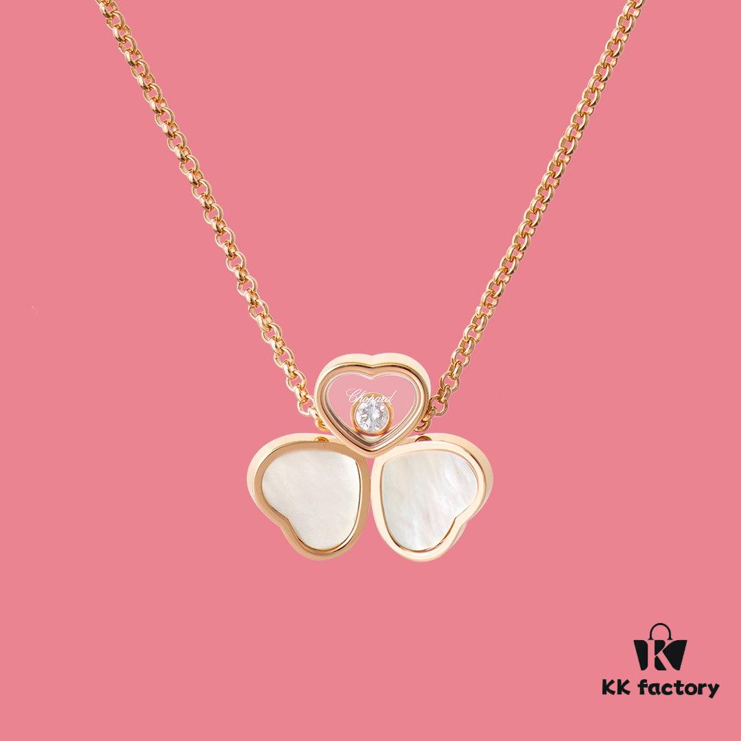 This Chopard piece resembles a dancing butterfly, elegant and lively, with a visual effect similar to VCA's clover series. The mother-of-pearl version appears even more delicate and graceful.