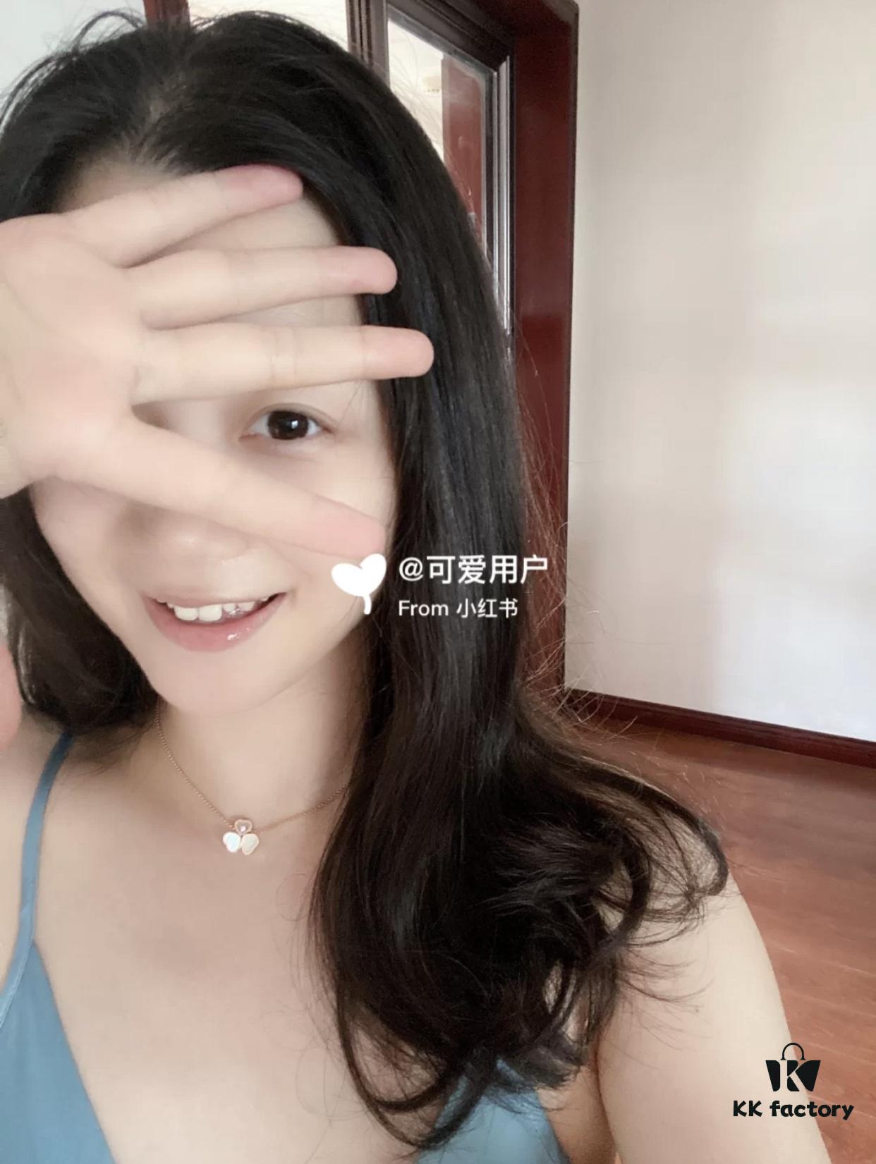 This Chopard piece resembles a dancing butterfly, elegant and lively, with a visual effect similar to VCA's clover series. The mother-of-pearl version appears even more delicate and graceful.