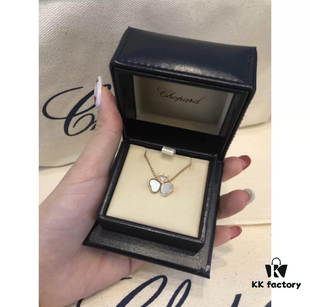 This Chopard piece resembles a dancing butterfly, elegant and lively, with a visual effect similar to VCA's clover series. The mother-of-pearl version appears even more delicate and graceful.