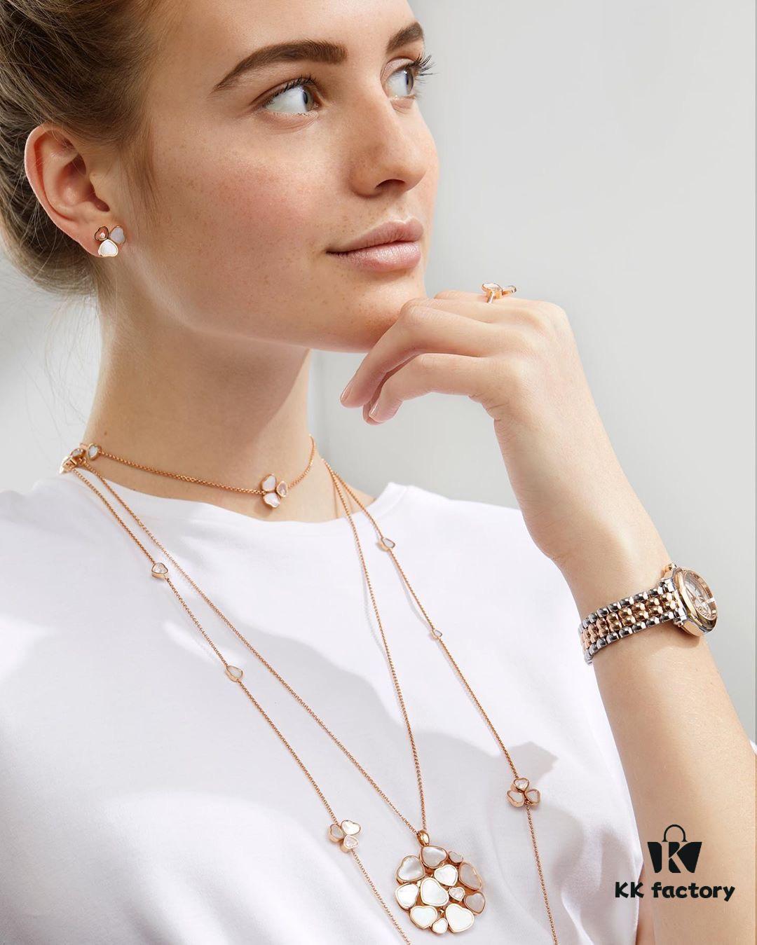 This Chopard piece resembles a dancing butterfly, elegant and lively, with a visual effect similar to VCA's clover series. The mother-of-pearl version appears even more delicate and graceful.