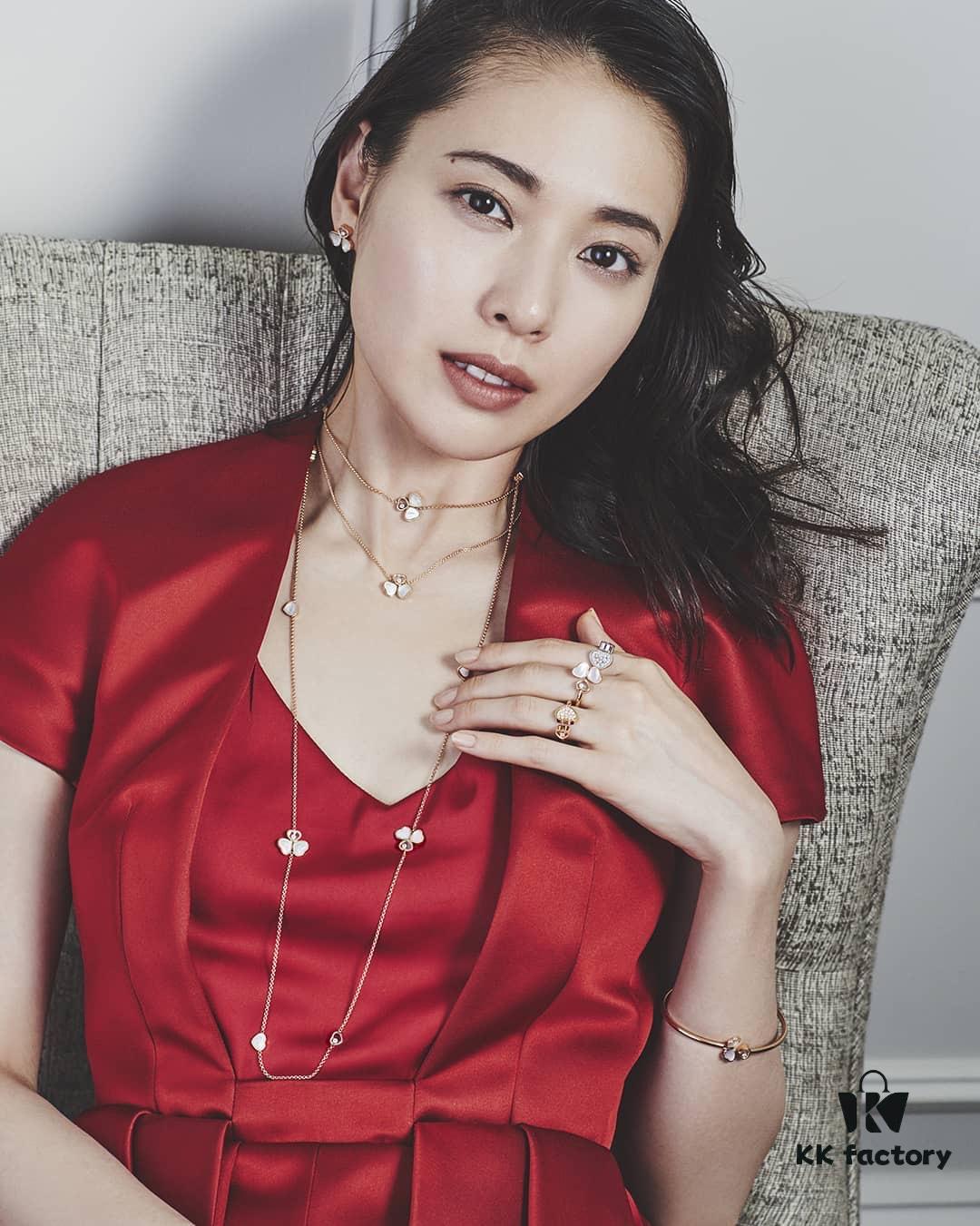 This Chopard piece resembles a dancing butterfly, elegant and lively, with a visual effect similar to VCA's clover series. The mother-of-pearl version appears even more delicate and graceful.