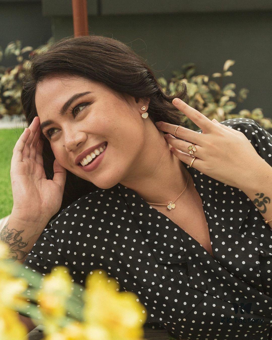 This Chopard piece resembles a dancing butterfly, elegant and lively, with a visual effect similar to VCA's clover series. The mother-of-pearl version appears even more delicate and graceful.