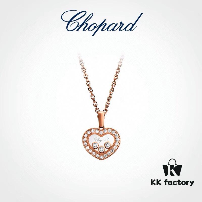 Chopard, a series familiar to those who know the brand, remains relatively niche and rarely seen, ensuring unique wearability without duplication. Yet its exquisite high jewelry craftsmanship conveys an inherently luxurious and sophisticated aura. Highly recommended for collectors. After all, when it comes to fine jewelry, one can never have too many pieces—diverse styles bring endless styling possibilities.