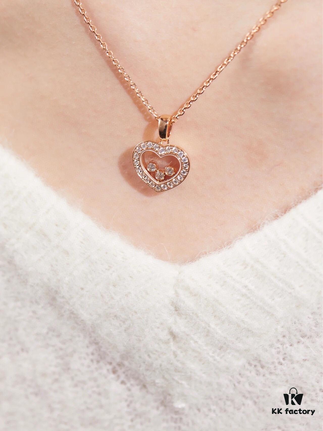 Chopard, a series familiar to those who know the brand, remains relatively niche and rarely seen, ensuring unique wearability without duplication. Yet its exquisite high jewelry craftsmanship conveys an inherently luxurious and sophisticated aura. Highly recommended for collectors. After all, when it comes to fine jewelry, one can never have too many pieces—diverse styles bring endless styling possibilities.