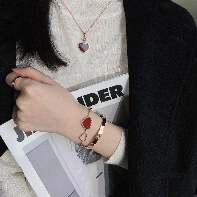 Reference Image for Necklace and Bracelet Wearing