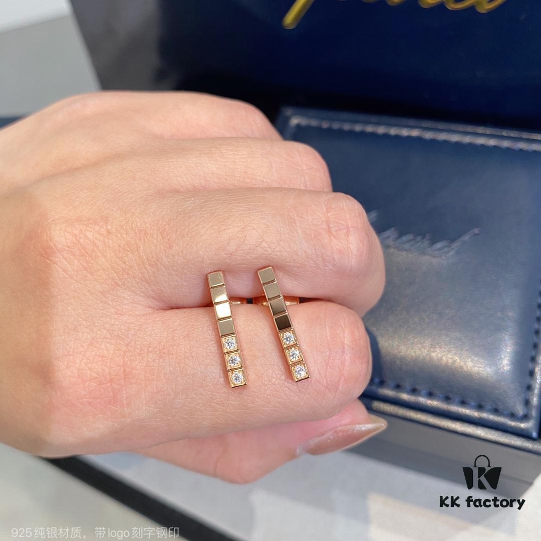 New Arrival, Chopard Ice Cube Series Ear Studs – Exquisitely Crafted CNC-Engraved Design in White and Rose Gold with Multi-Faceted 'Ice Cube' Detailing